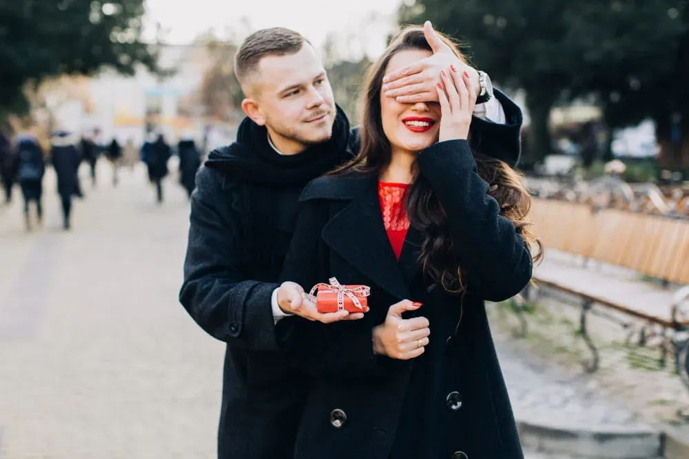 Paar beim Flirten in Berlin – die besten Treffpunkte
