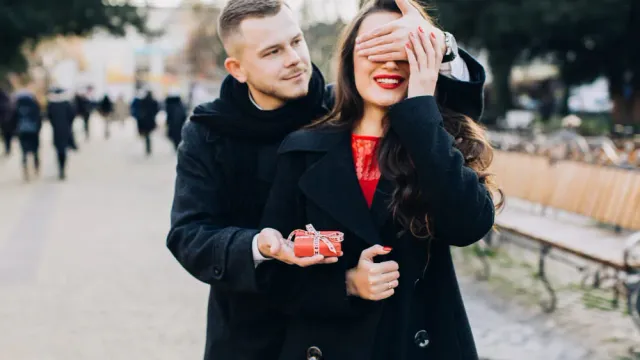 Paar beim Flirten in Berlin – die besten Treffpunkte