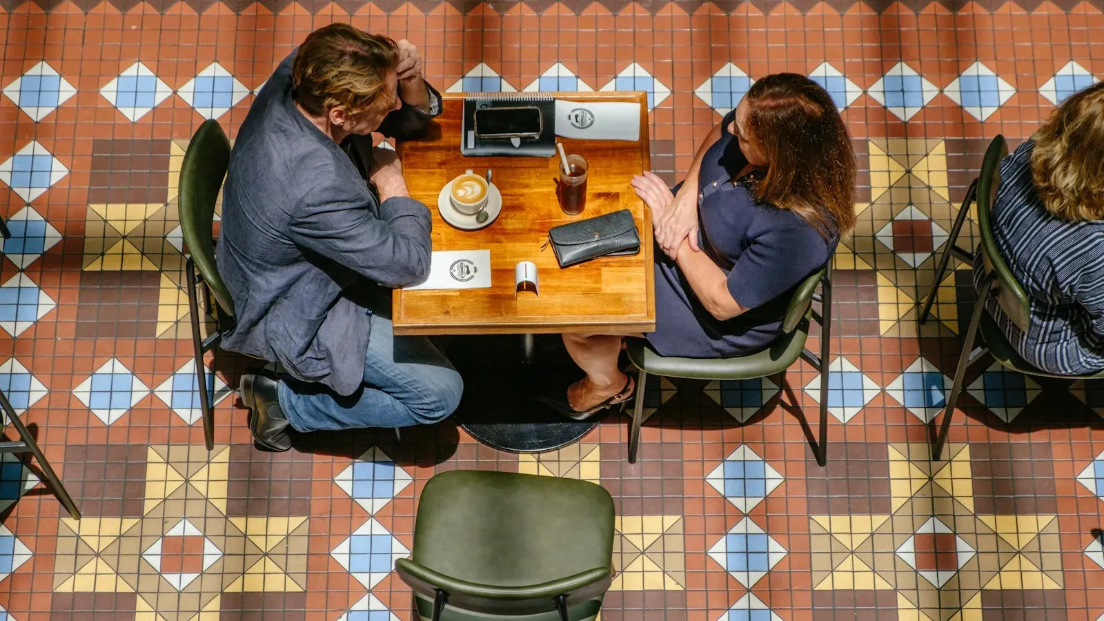 Paar beim ersten Date in einem Café, von oben fotografiert