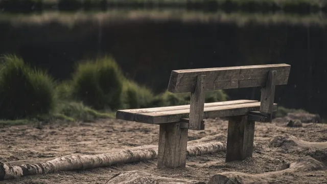 Leere Holzbank am Seeufer in der Dämmerung – Ex zurückgewinnen oder loslassen