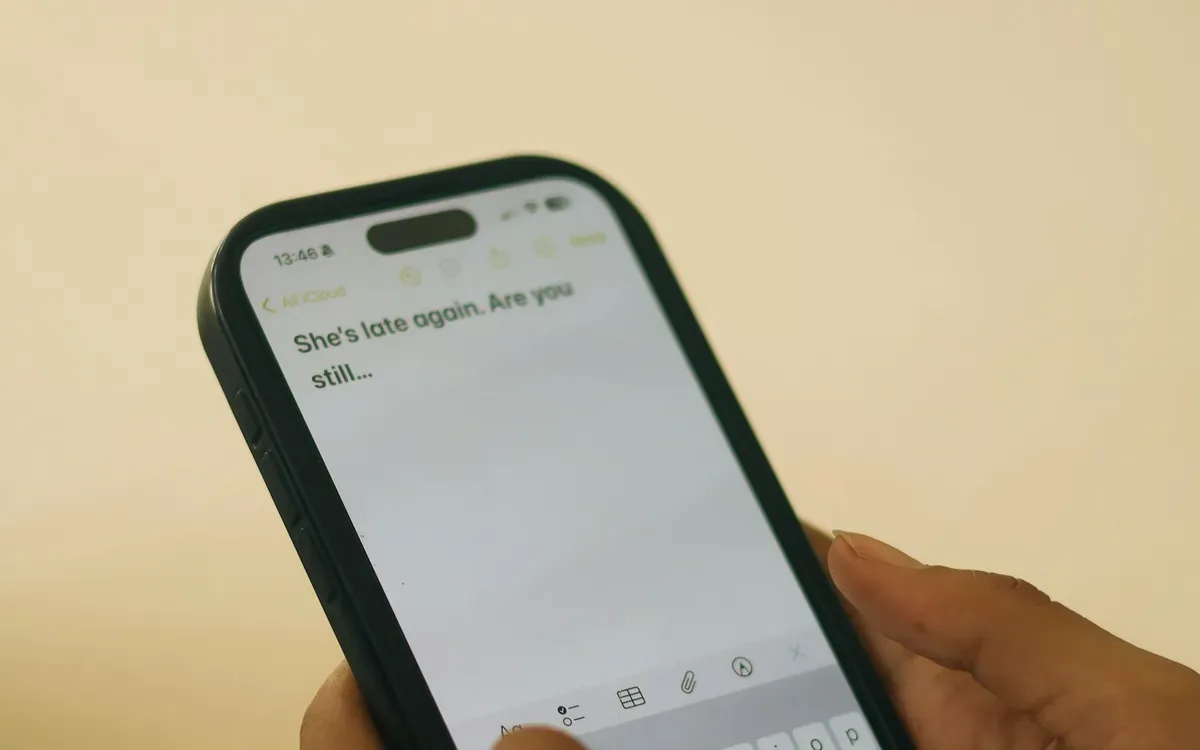 Hände tippen eine Nachricht auf dem Smartphone